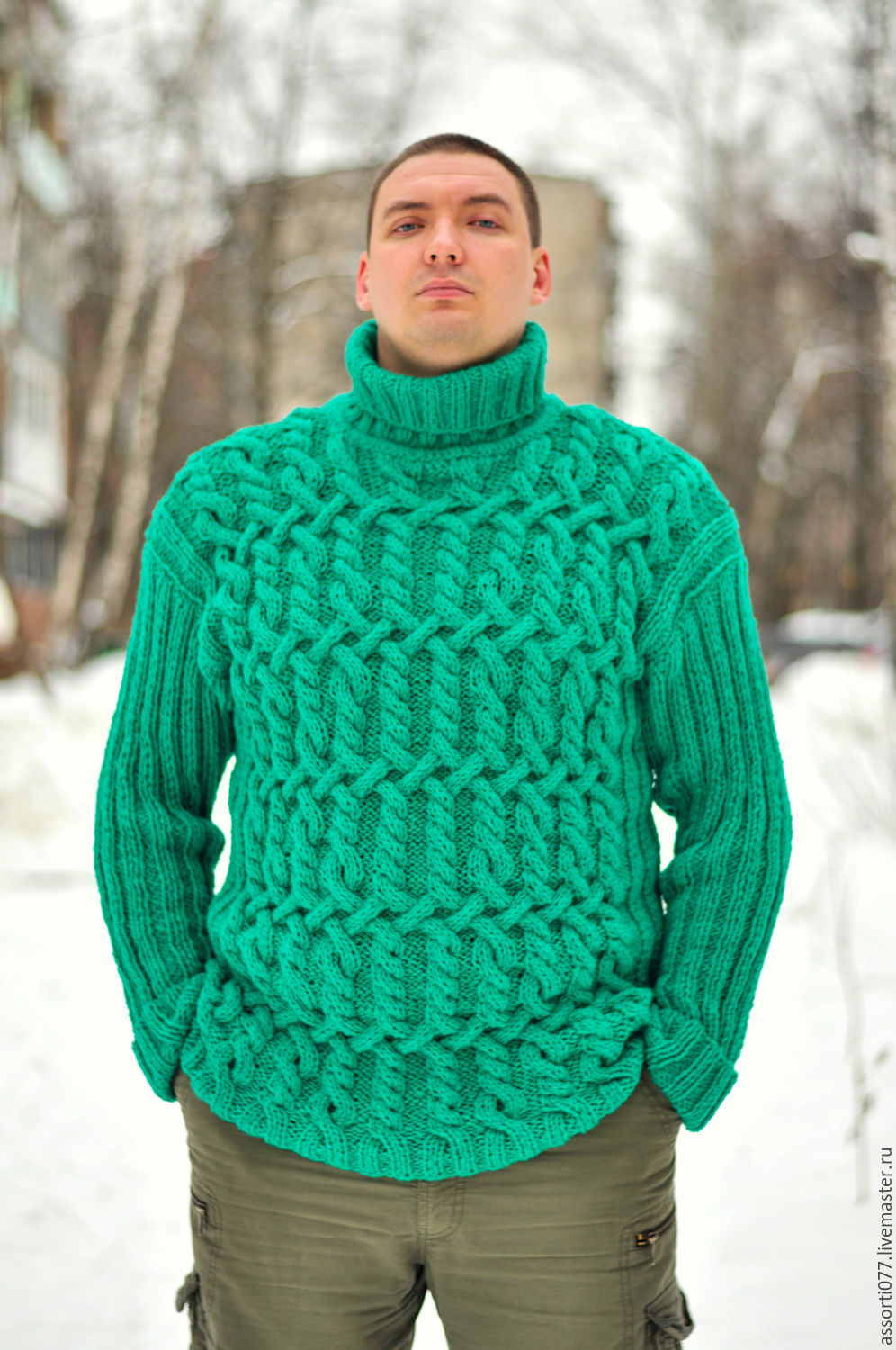 Зеленые свитеры мужские. Мужской свитер. Пуловер мужской. Вязаный свитер мужской. Мужской свитер ручной вязки.