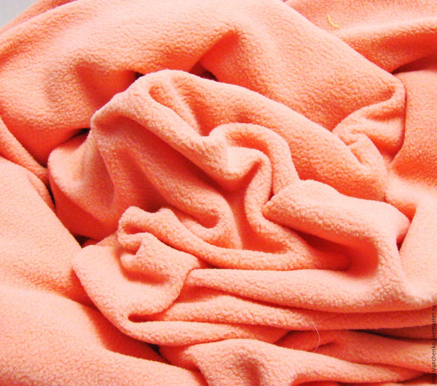 Лососевый цвет это. Коралловый флис. Персиковый флис. Лососевый цвет. Флисовая ткань.