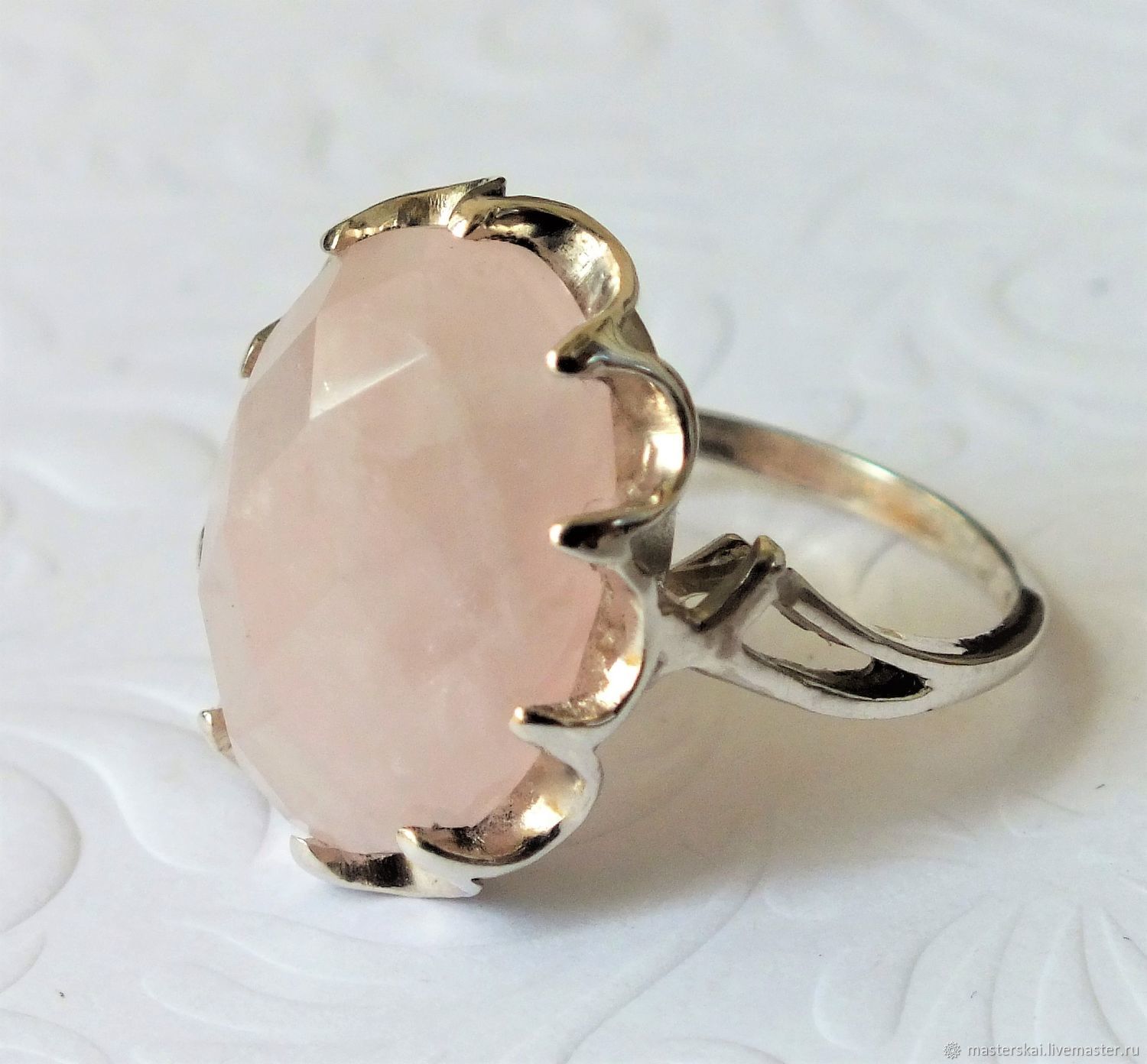 Кольцо серебро розовый. Кольцо диор с розовым кварцем. Кольцо с розовым кварцем в серебре. Кольцо серебряное 15038 с кварцем. Кольцо Сильвер с розовым кварцем.