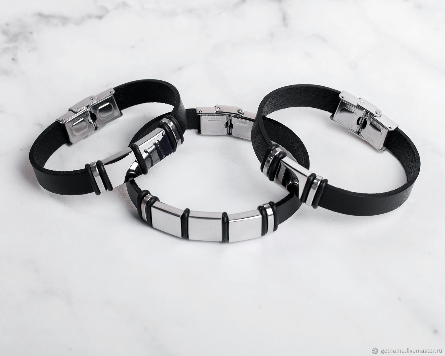 Кожаный браслет с гравировкой на металлическом шарме подарок годовщина ...