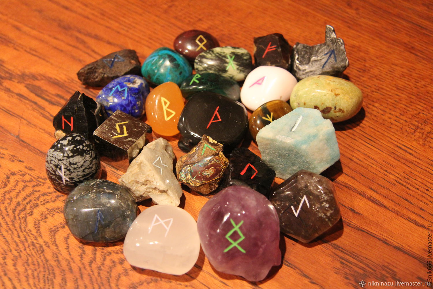 9 самоцветов. Камни для обрядов. Камень ритуала. Ритуал с натуральными камнями. Каменные руны.