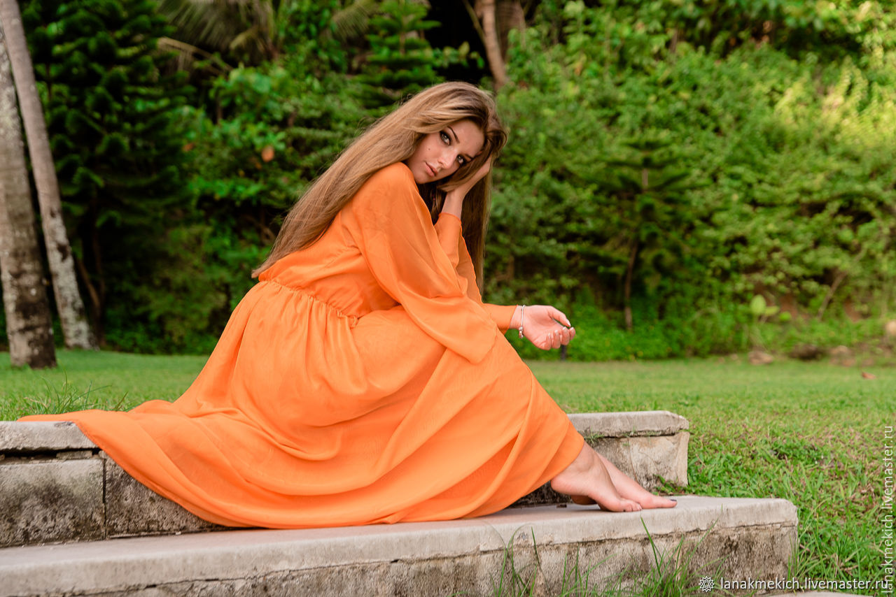 Девушка в оранжевом платье