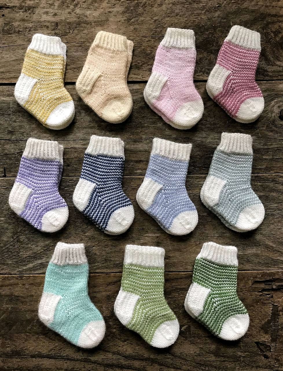 Вязаные носочки для новорожденных спицами - 80 фото