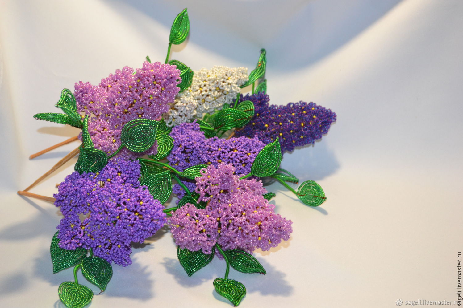 Плетение бисером для начинающих. Как сделать бисер из бумаги. Аппликация из бисера. Поделки из бисера своими руками. Лист клена из бисера.