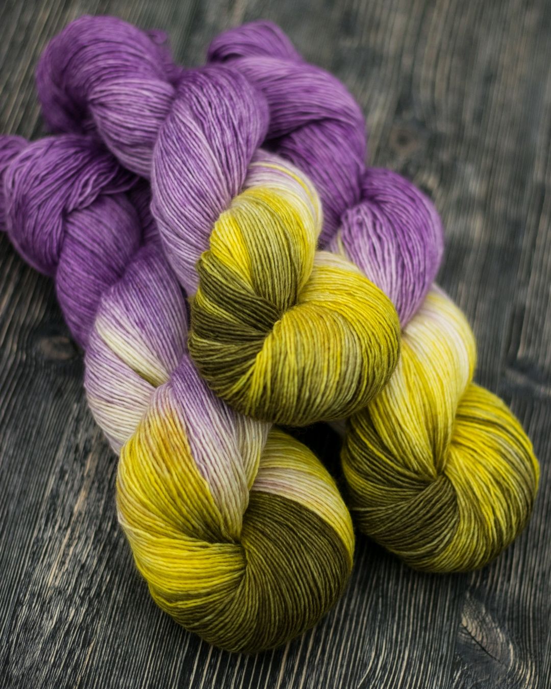 Hand dyed. Пряжа Lamby Yarn. Пряжа ручного крашения. Пряжа градиент. Пряжа ручного крашения желто зеленая.