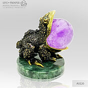 Фен-шуй и эзотерика handmade. Livemaster - original item Figurine Feng Shui: A money toad amulet with a ball of quartz, demantoid. Handmade.
