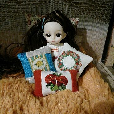 Кукольная миниатюра 1:6, подушечка для Барби, игольница.. . Материалы для творчества ручной работы - Ярмарка Мастеров Материалы для творчества ручной работы. Ярмарка Мастеров - ручная работа Кукольная миниатюра 1:6, подушечка для Барби, игольница.. Handmade.