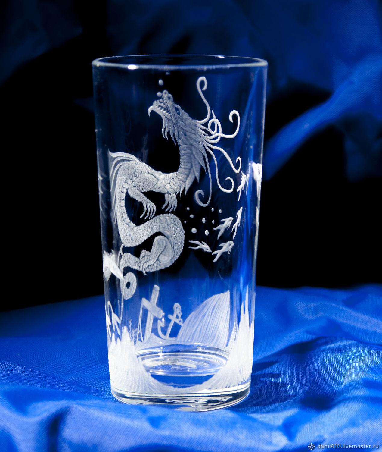 Бокал дракон. Мальчик со стаканом. Стаканы морпеха. Бокал на фоне моря. Морской стакан.