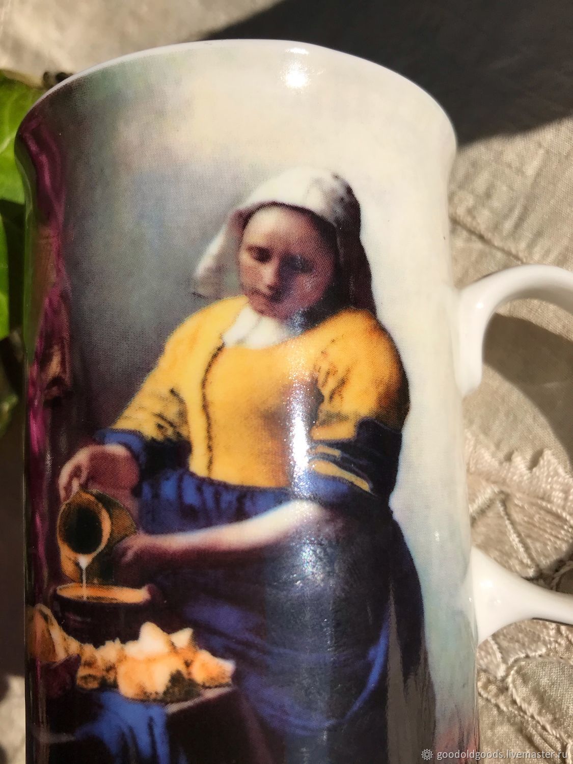 Женщина с кувшином вермеер. Служанка с кувшином молока Вермеер. Vermeer роспись на керамике. Бабушка с кувшином молока.