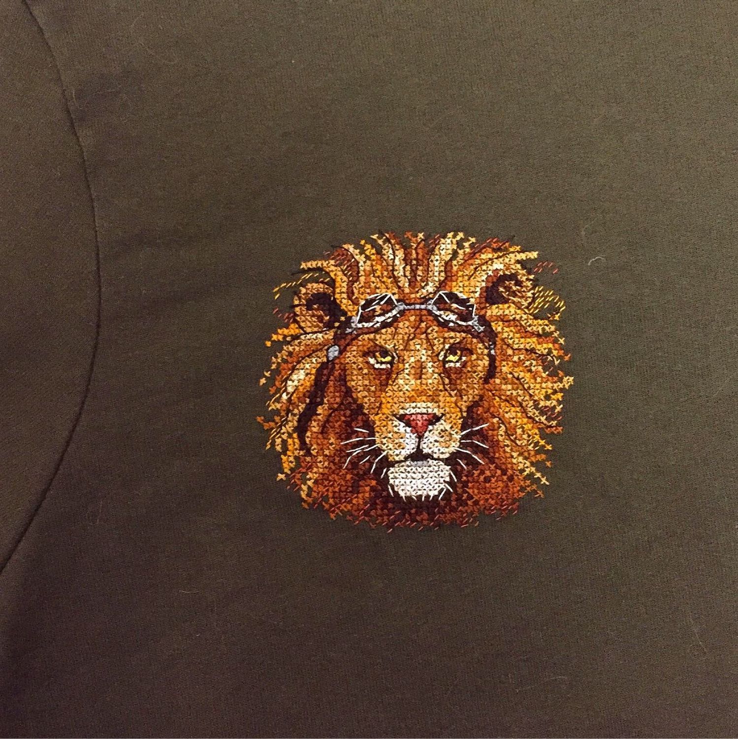 Вышивка Льва на одежде