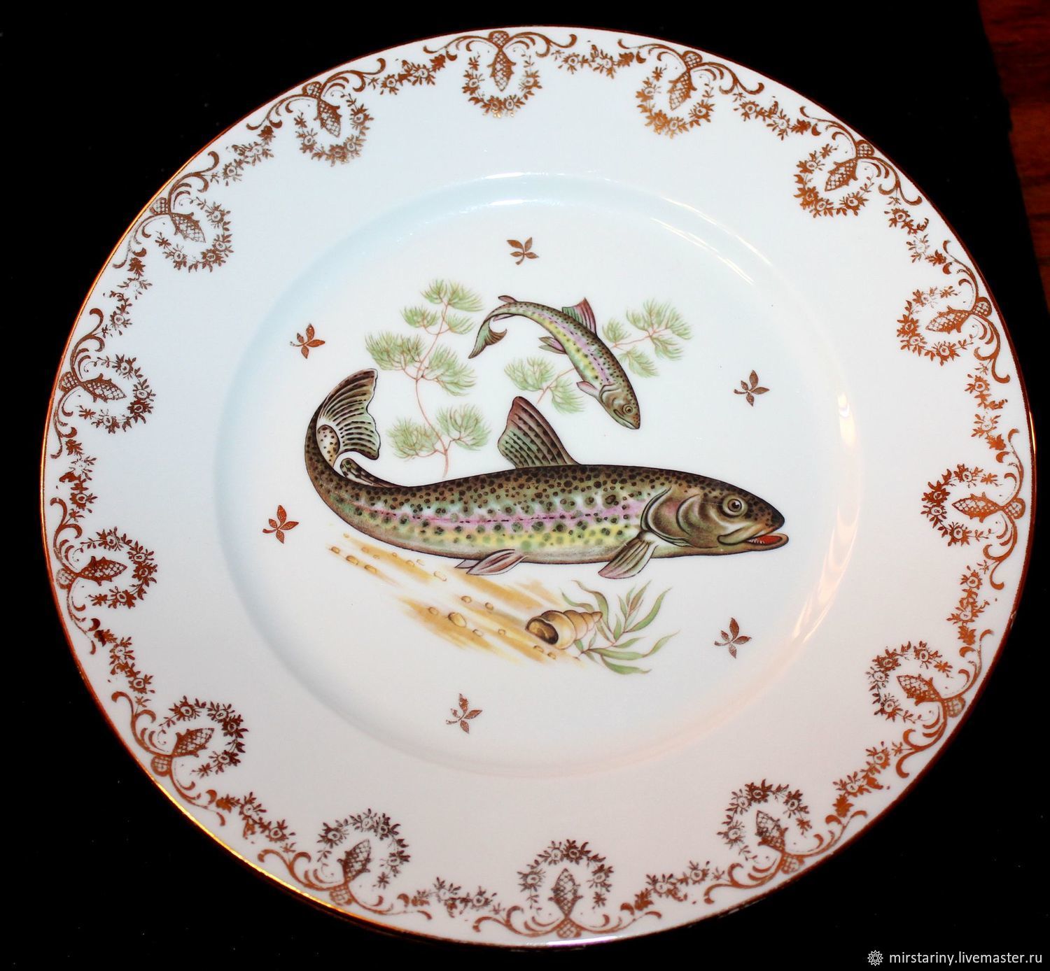 Тарелка рыбка. Тарелки "рыбы" Limoges, Франция. Тарелка с рыбками. Рыба на тарелке. Тарелки фарфоровые с рыбками.