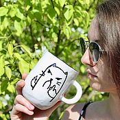 Посуда handmade. Livemaster - original item Mug Cup with a picture of a disgruntled cat as a gift to a friend. Handmade.