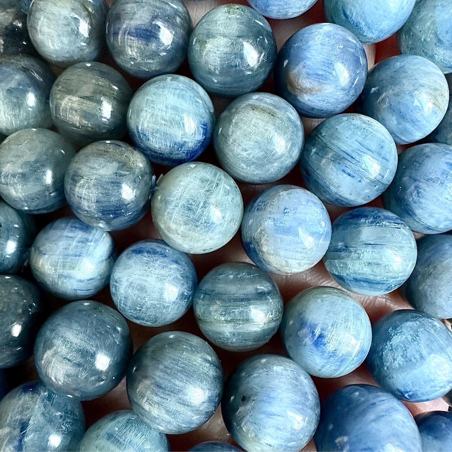 Кианит камень бусины. Кианит бусина. Кианит бусина. Кианит бусина. Кианит галтовка.