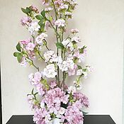 Белые орхидеи в низком кашпо "сердечко"