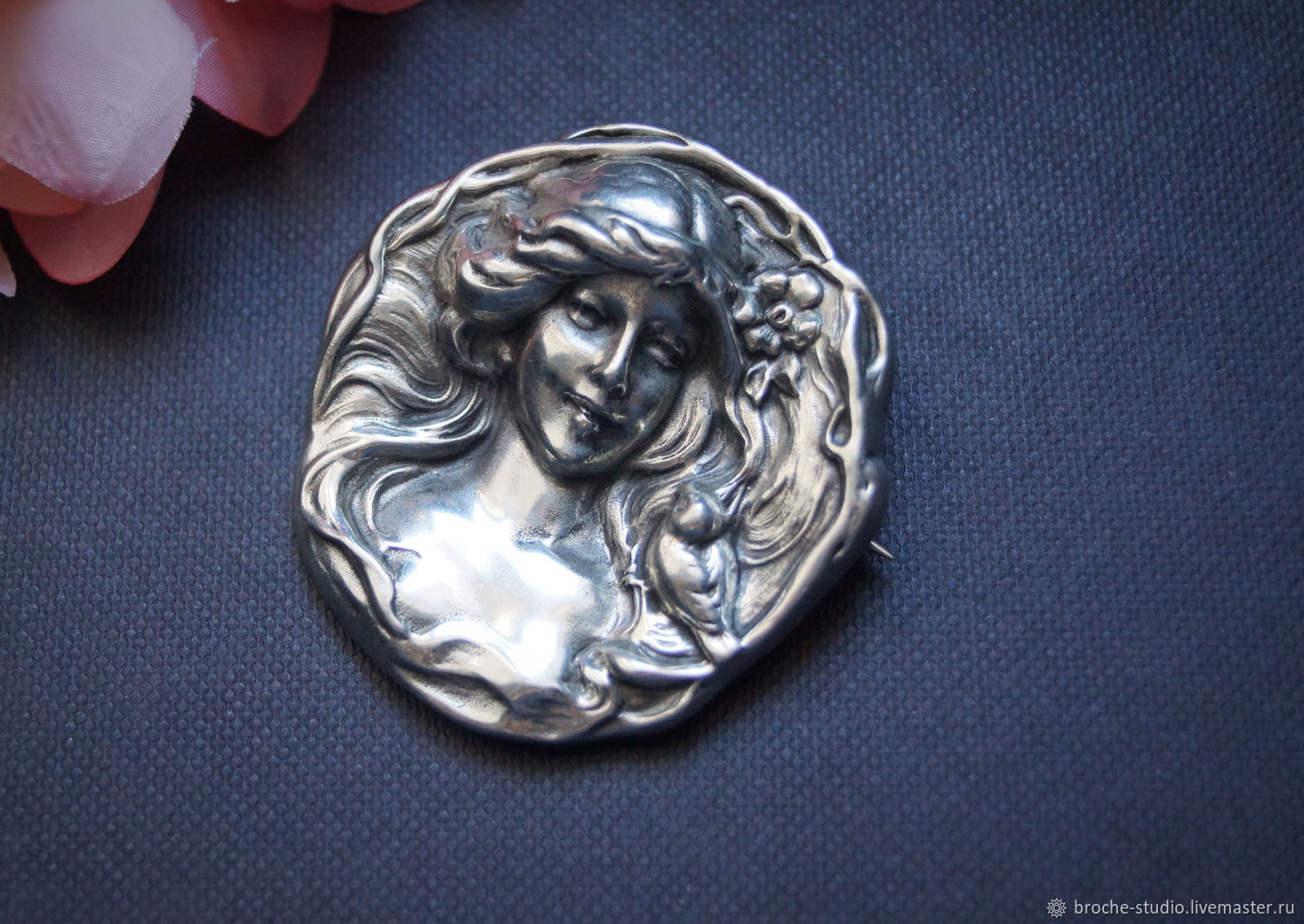 Брошь на девушке рисунок. Брошь девушка. Брошь девушка. Брошь девочка. Брошь с девушкой.