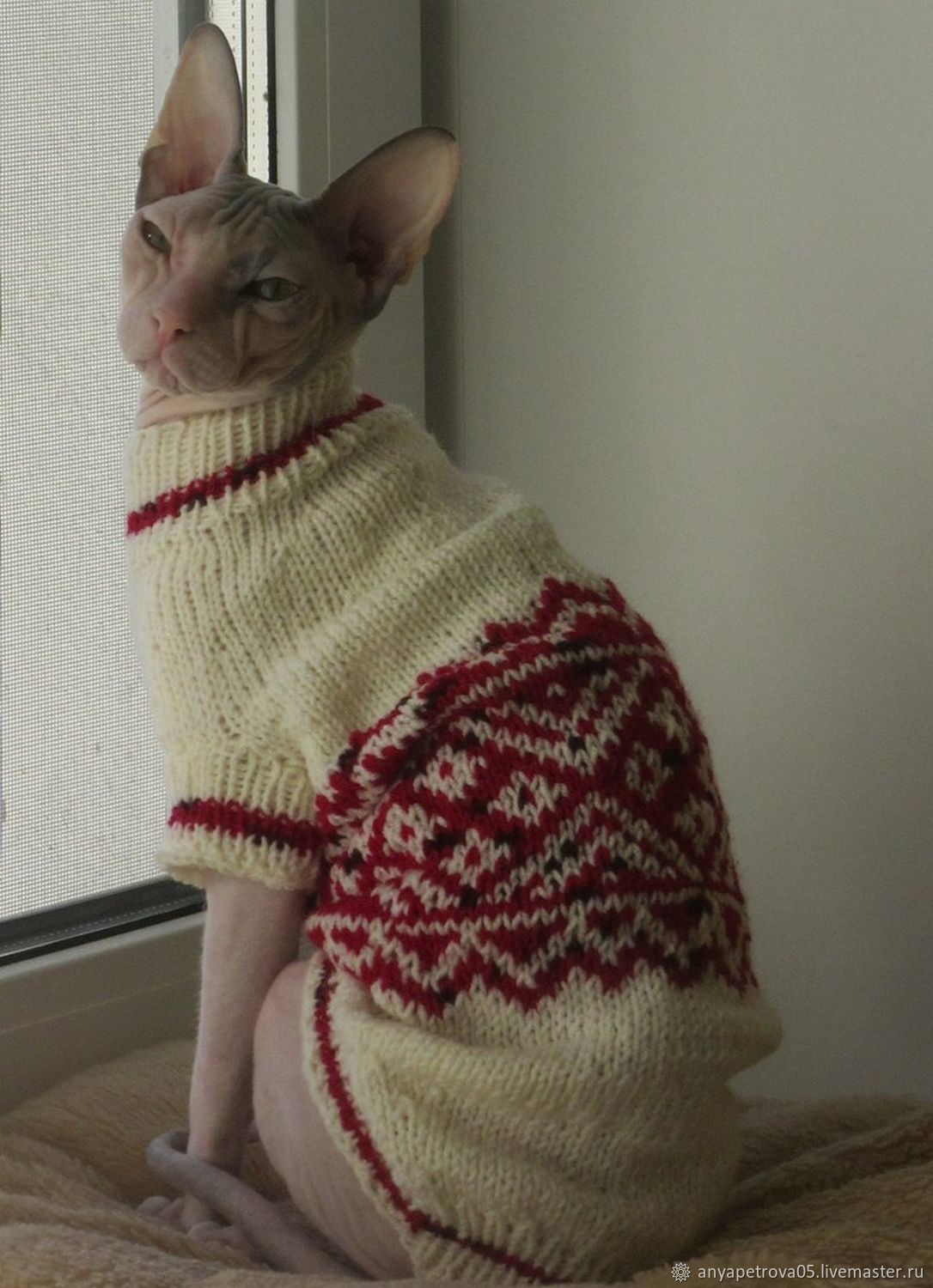 Вязаный кот в новогоднем свитере