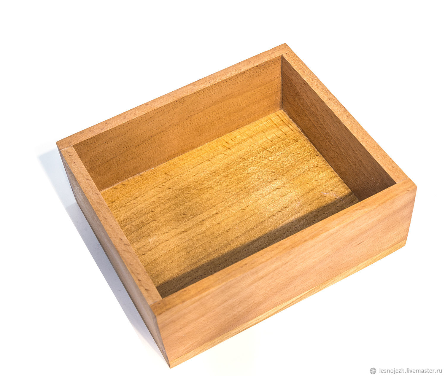 Деревянная коробка без крышки имеет