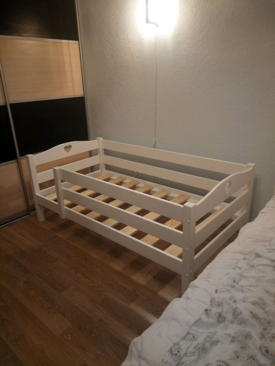 Кровать из дерева с бортиками