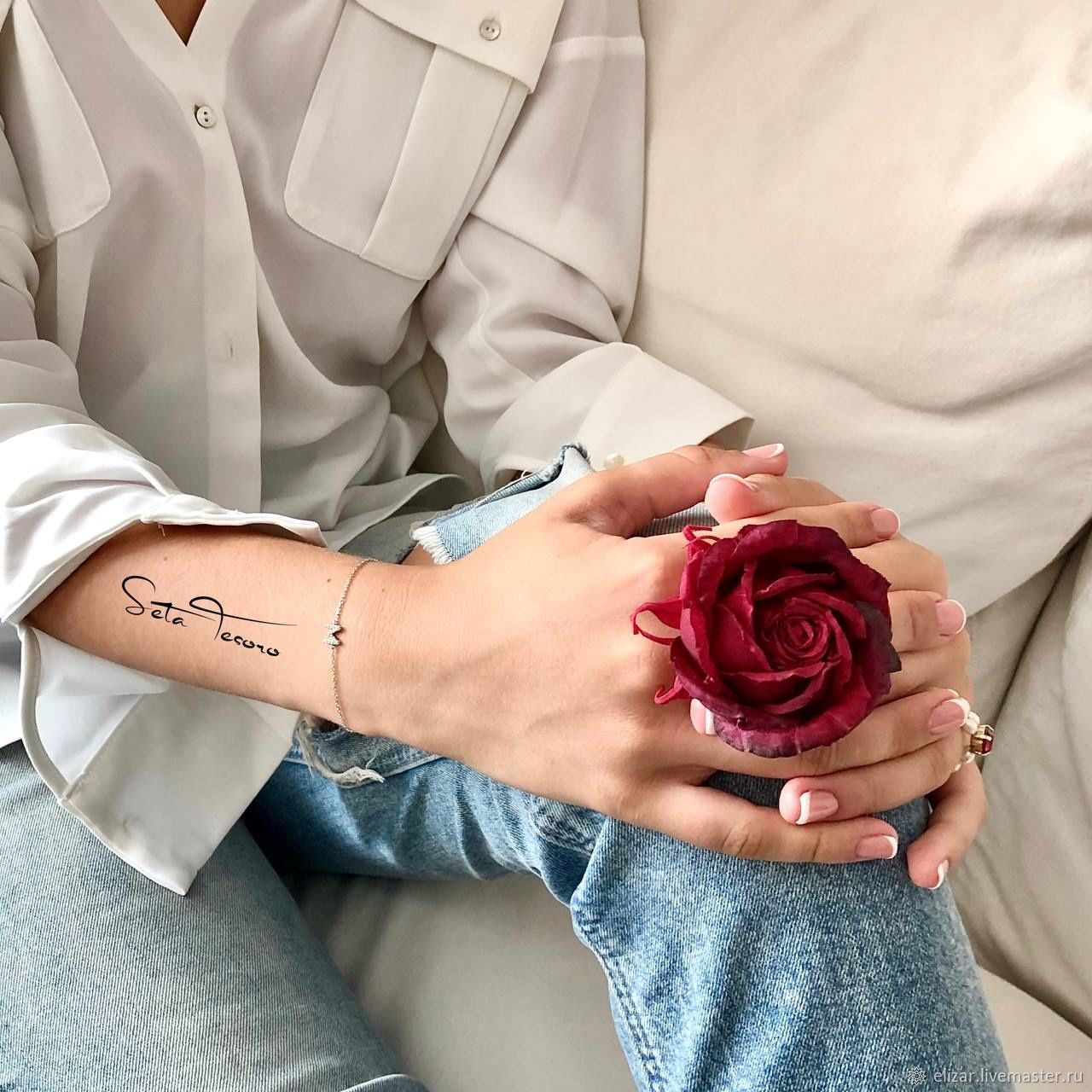 Рука с кольцом на розах