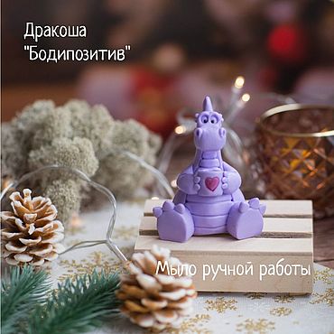 В Киеве появилась новогодняя елка с игрушками из старых вещей