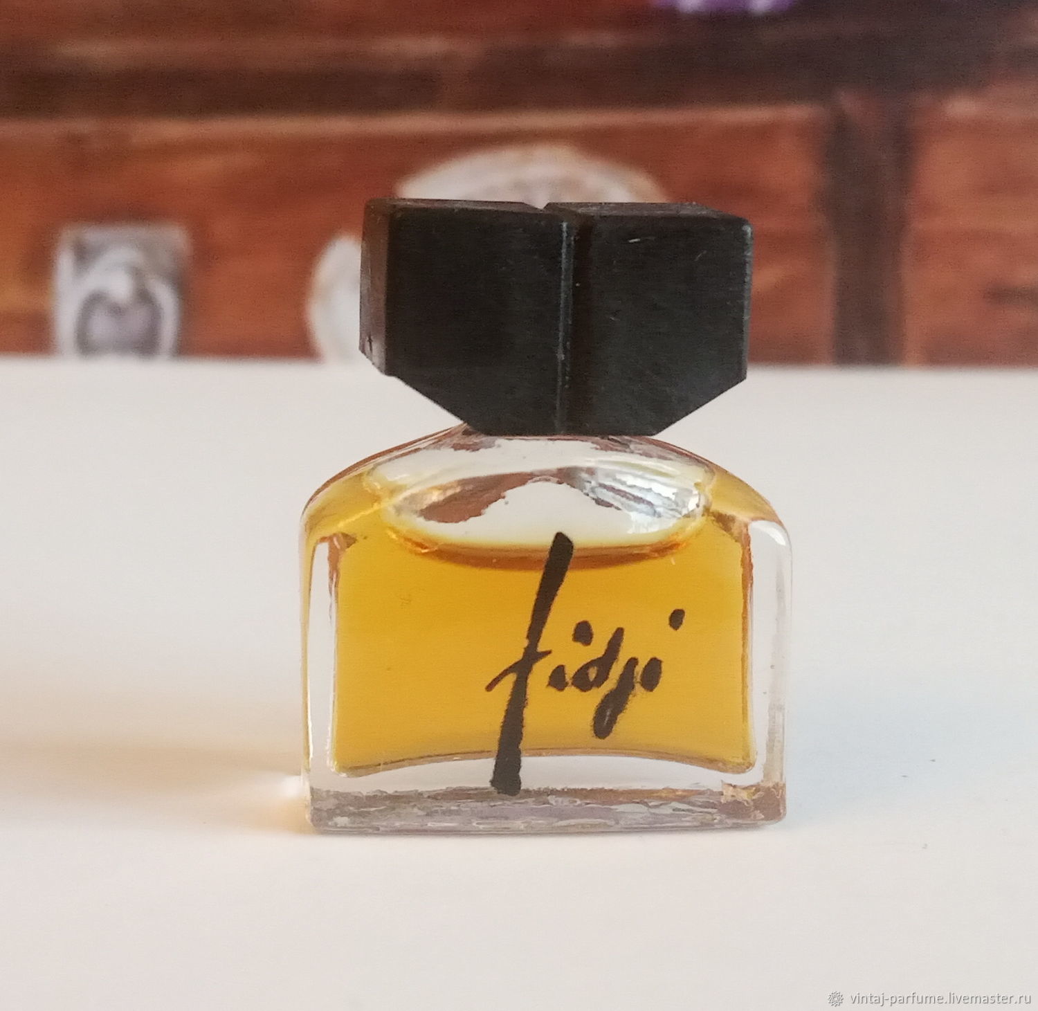 Духов фиджи. Духи guy Laroche Fidji. Fidji духи Винтаж. Fidji духи 1,5 ml. Fidji guy Laroche оригинал.