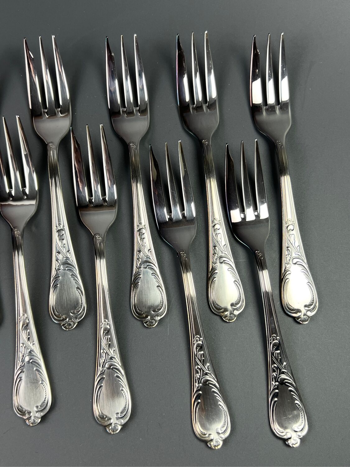 Сервированный стол с серебряными приборами