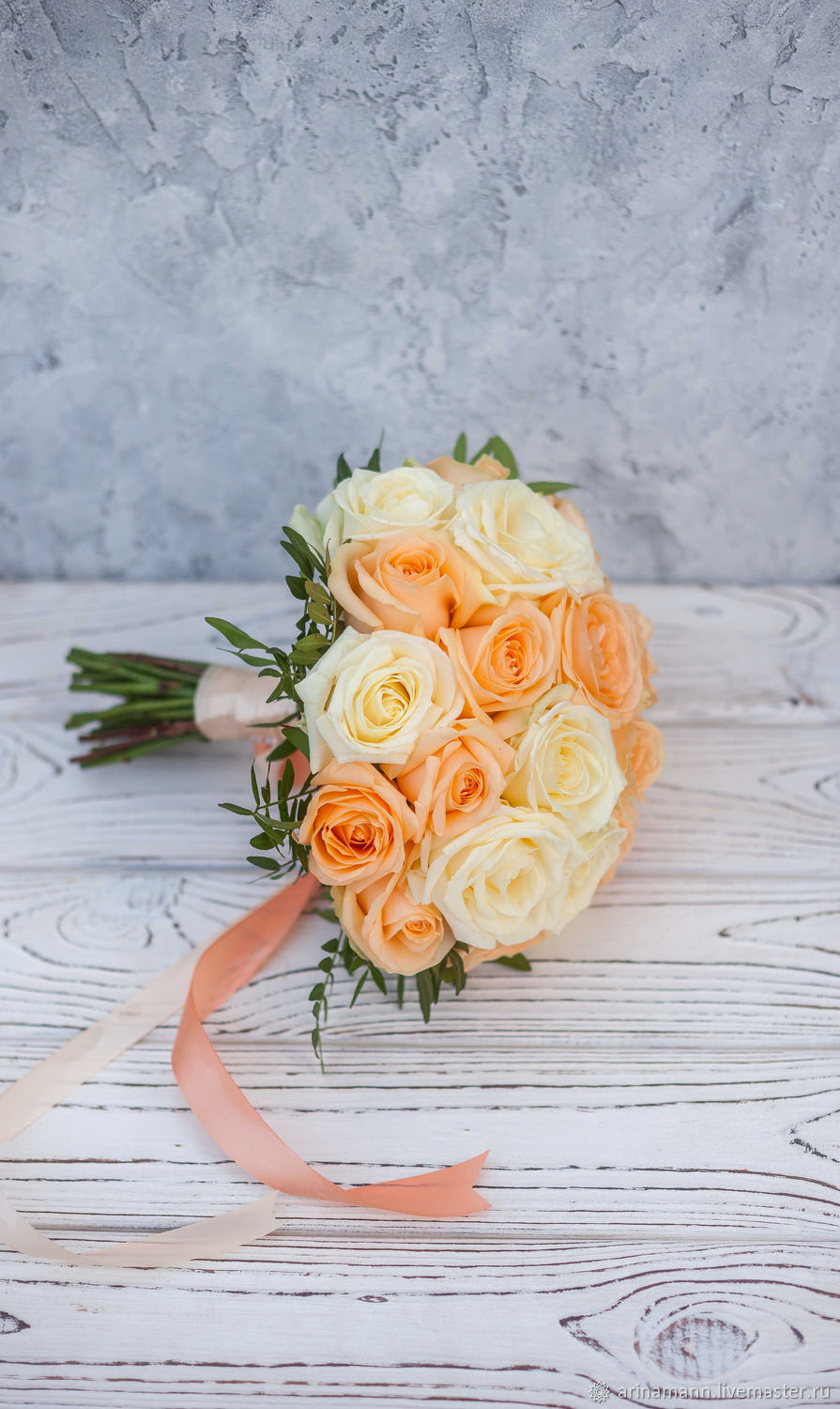 Свадебный букет невесты из персиковых роз