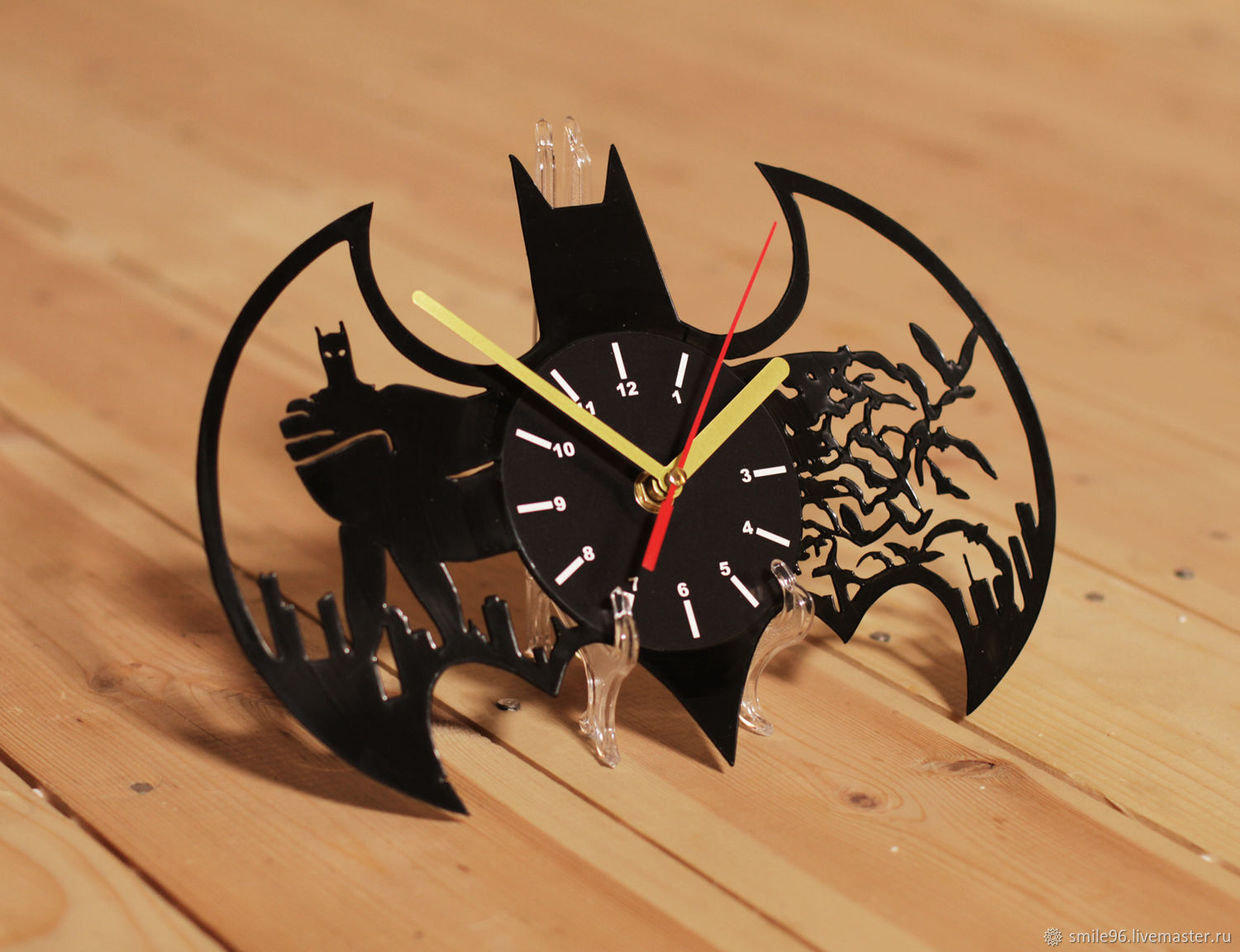 Часы batman. Часы Бэтмен. Часы из пластинок Бэтмен. Поделки из виниловых пластинок.