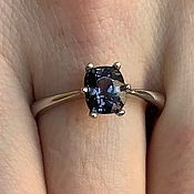 Золотое кольцо с редким пурпурным сапфиром
