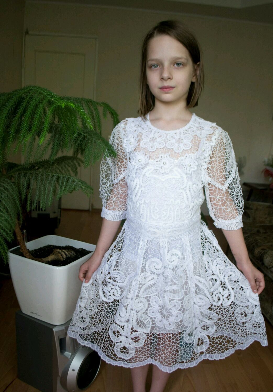 Девочка в платье из кружева