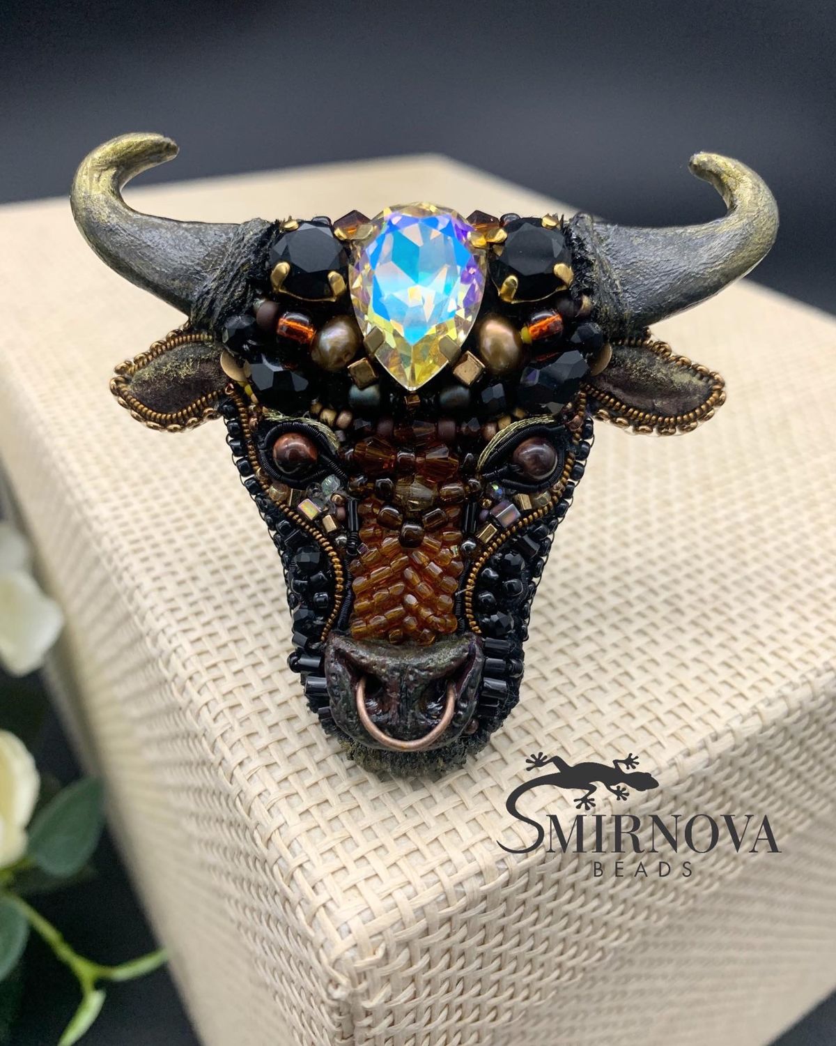 Золотой телец знак зодиака. Брошка из бисера бычок. Брошь телец. Телец брошь. Брошь бычок.