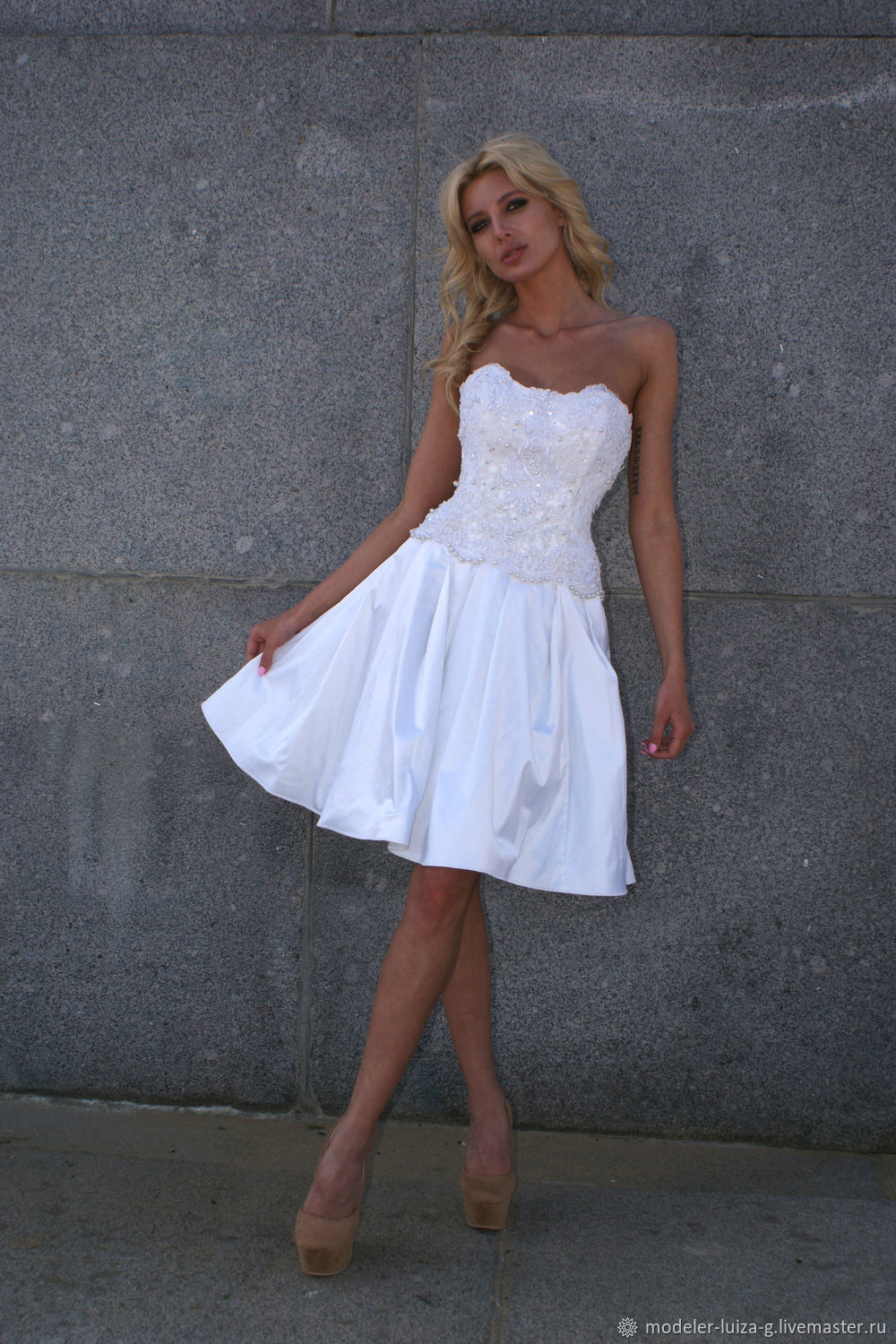 Белое корсетное платье