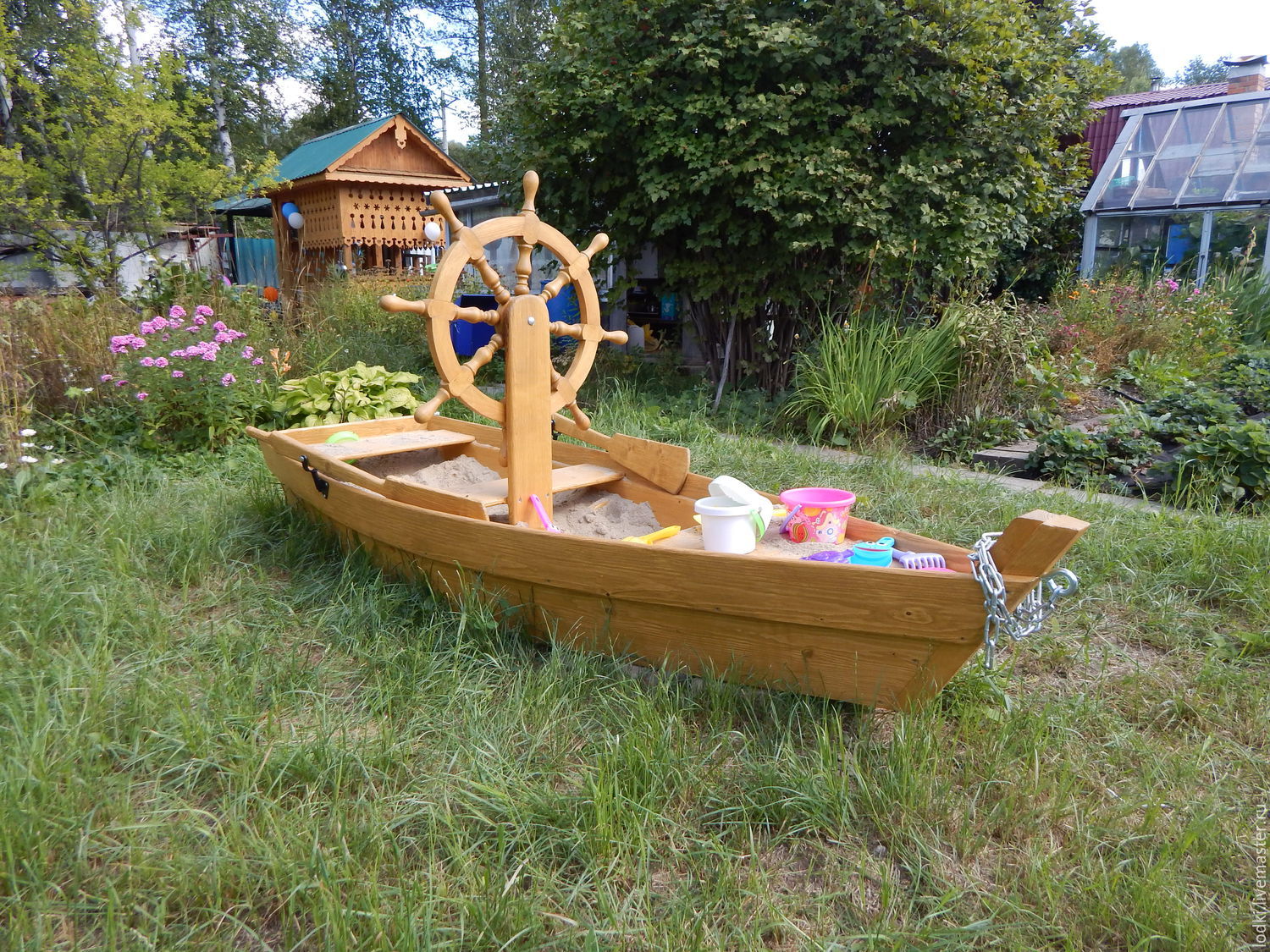 Корабль из дерева для детской площадки