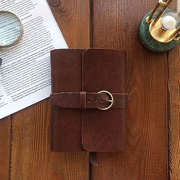 Несколько чашек чая и записная книжка a notebook на столе