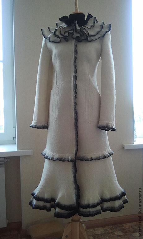 Белое валяное пальто с черным декором на подкладе – заказать на Ярмарке ...