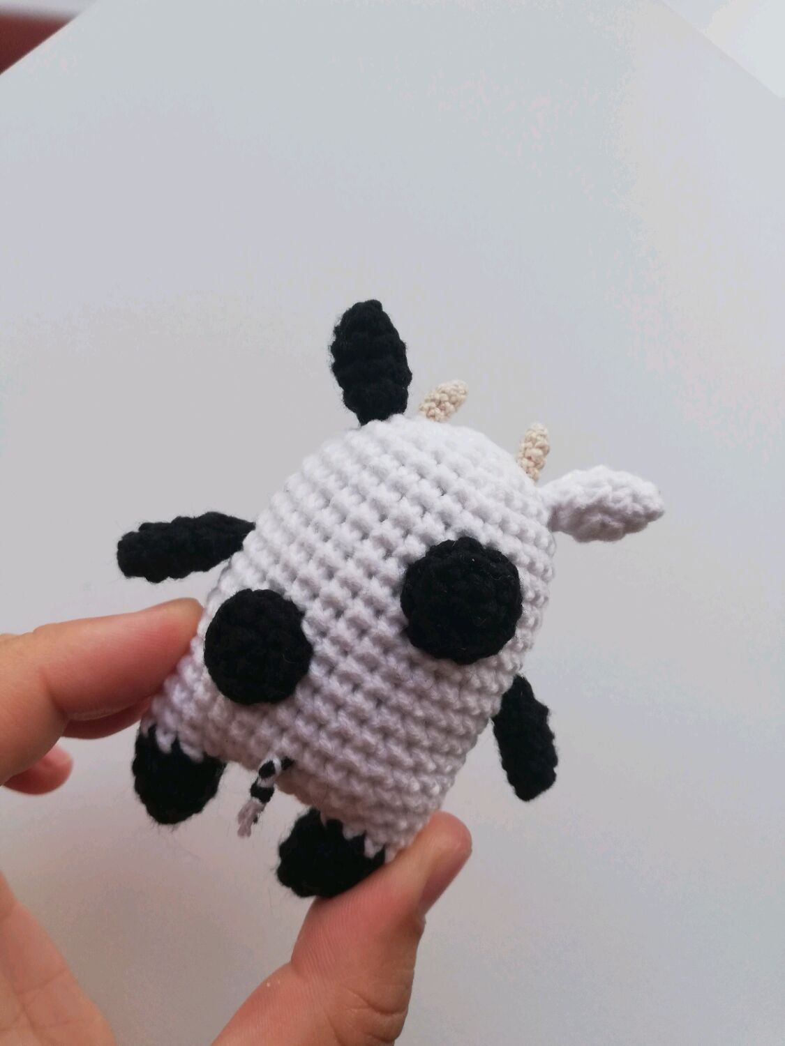 амигуруми зверушки из бисера. фигурки животных из бисера. амигуруми из бисера коровка. милые фигурки из бисера. амигуруми коровка из бисера.