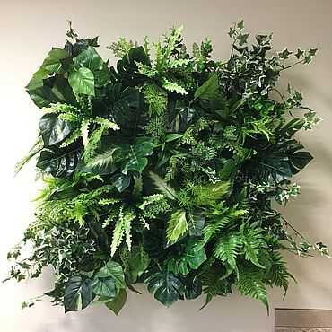 Декор стены искусственными листьями