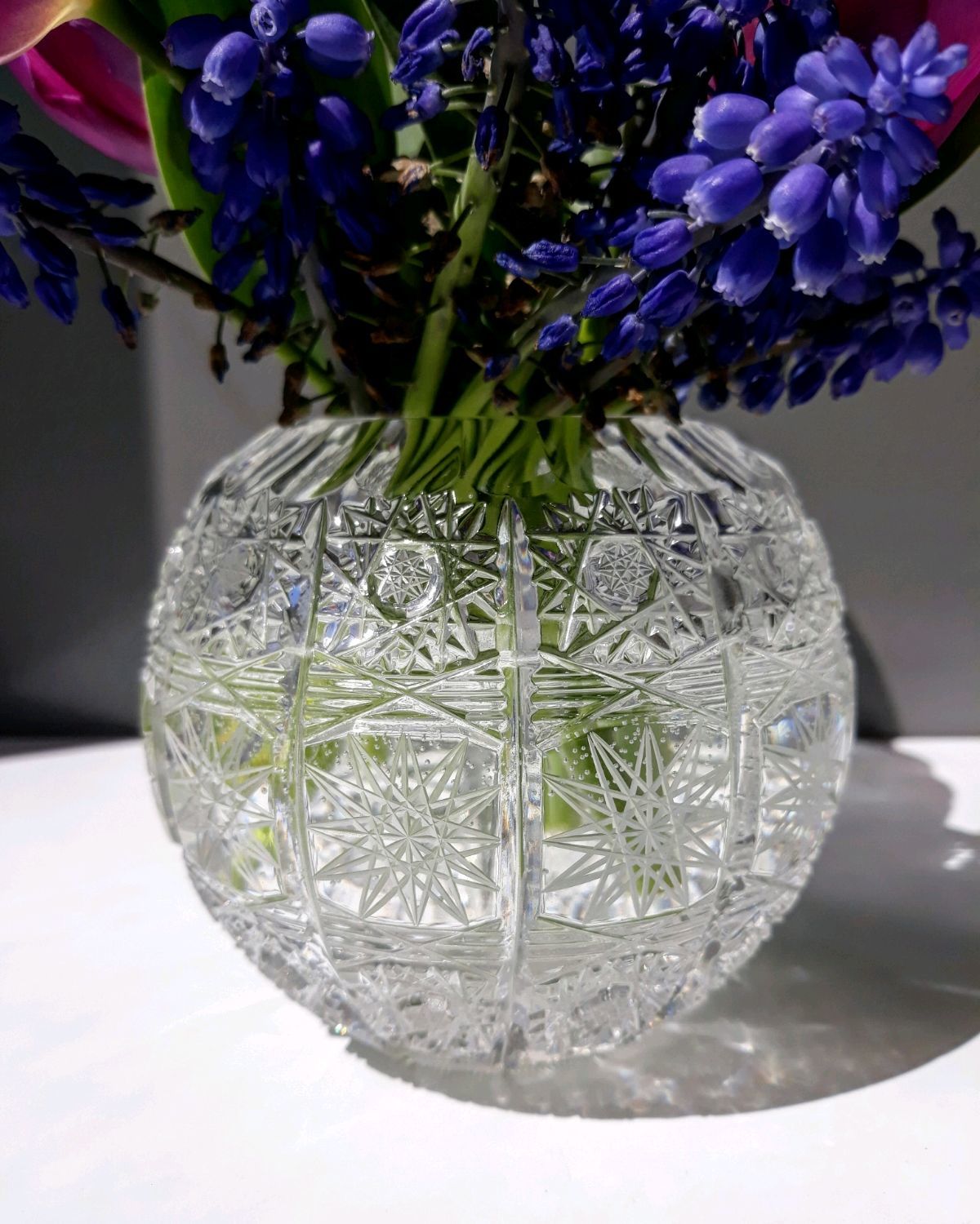 Ваза для больших букетов. Круглая ваза с цветами. Декор в круглой вазе. Декор круглой вазы. Хрустальная ваза для цветов в интерьере.