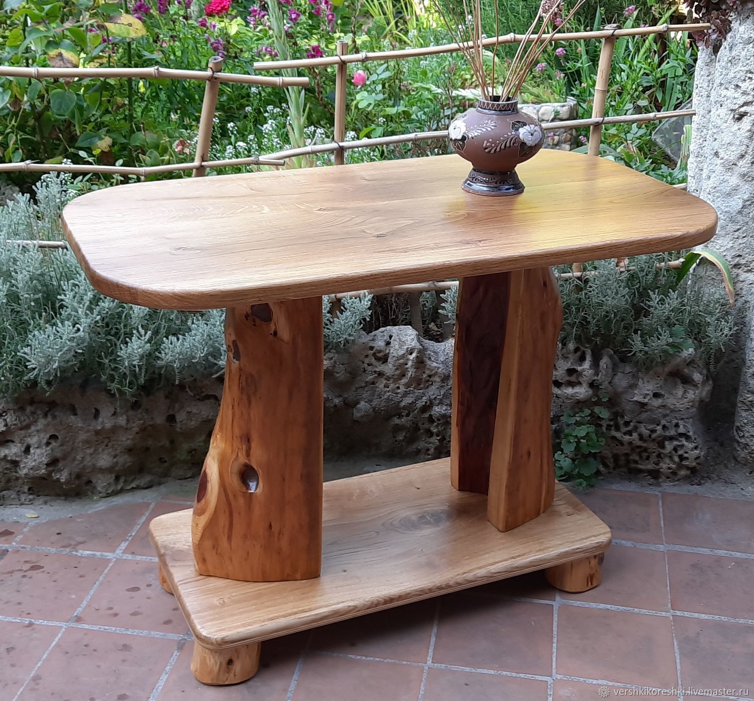 Декоративный столик из дерева для бочонка