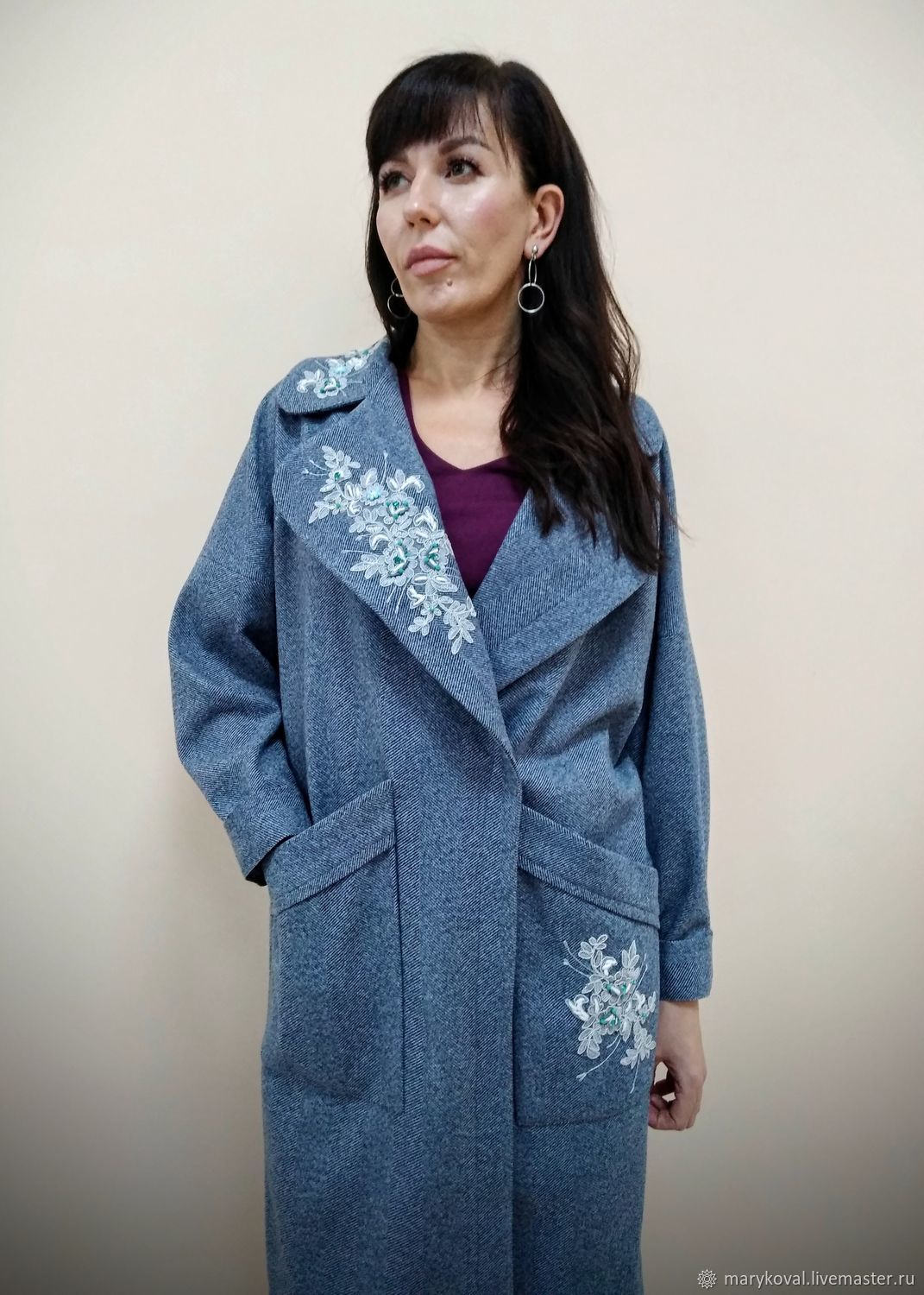 Голубое спортивное пальто с вышивкой – интернет-магазин женской дизайнерской одежды MilaMarsel