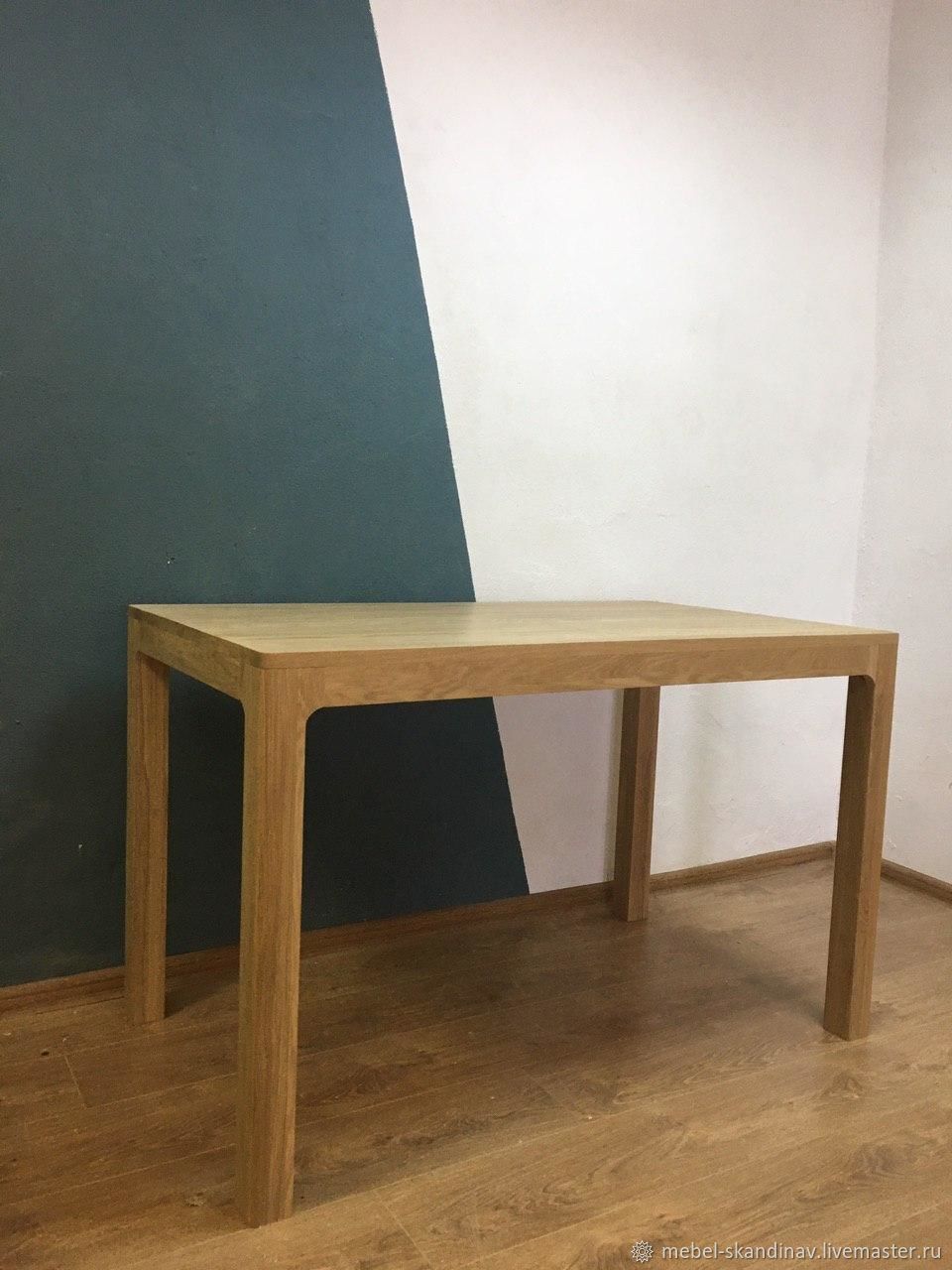 Маленький обеденный стол из массива
