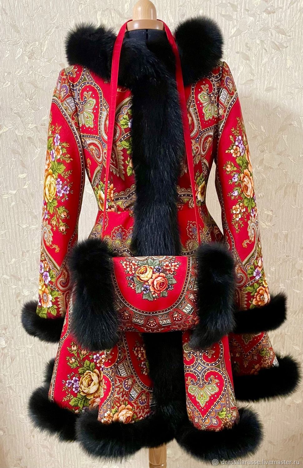 Пальто из павлопосадских платков с мехом