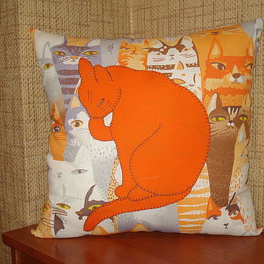 Рыжий котенок на подушке. Подушка кошка. Подушка рыжий кот. Подушка рыжий кот. Декоративные подушки игрушки.