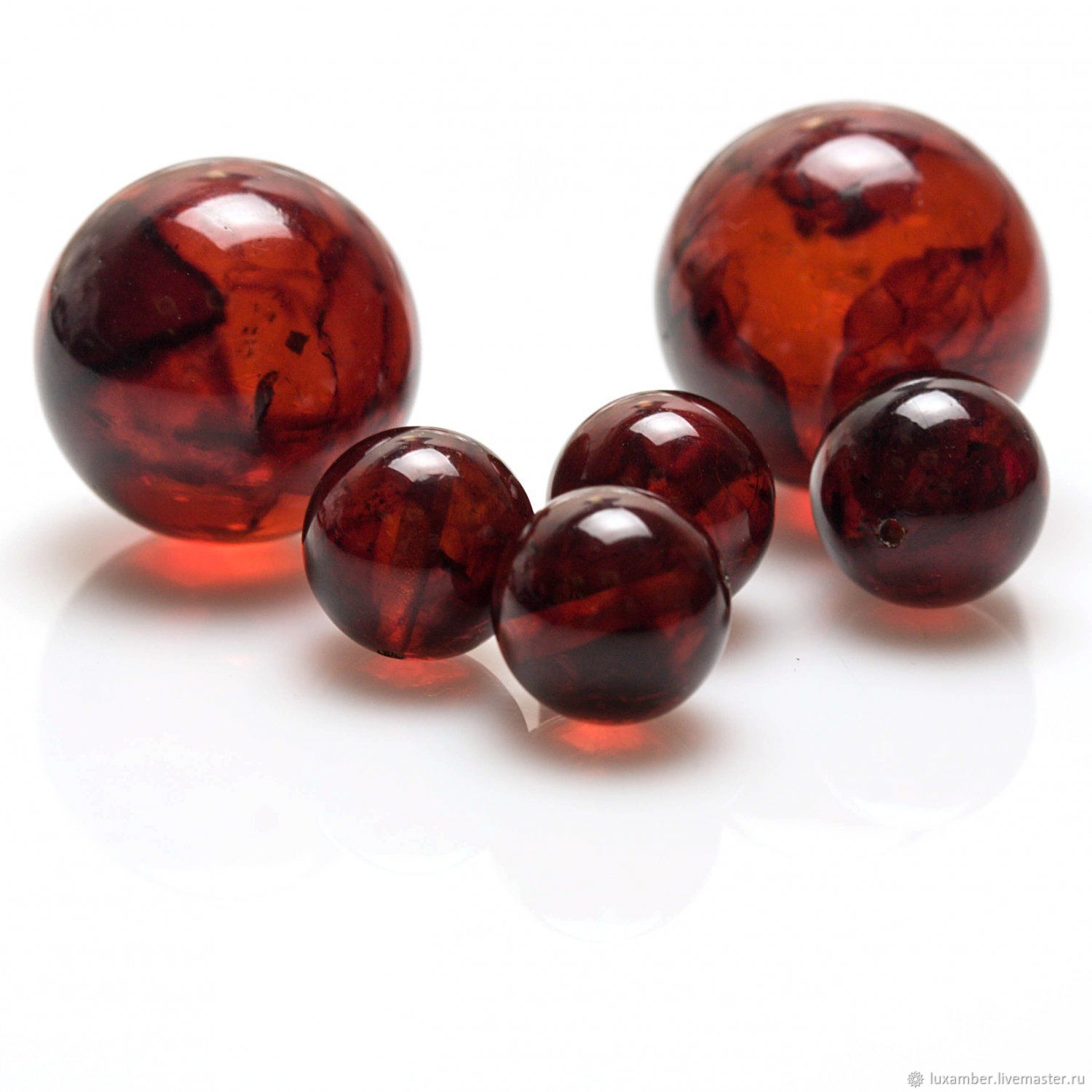 вишневый янтарь камень. красный янтарь кровь дракона. янтарно алый. темно вишневый янтарь. красный янтарь балтийский.