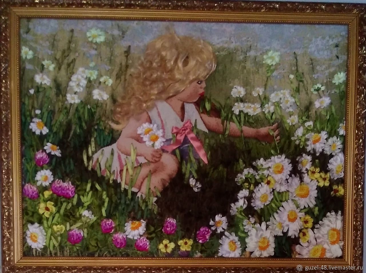 Девочка с ромашками картина