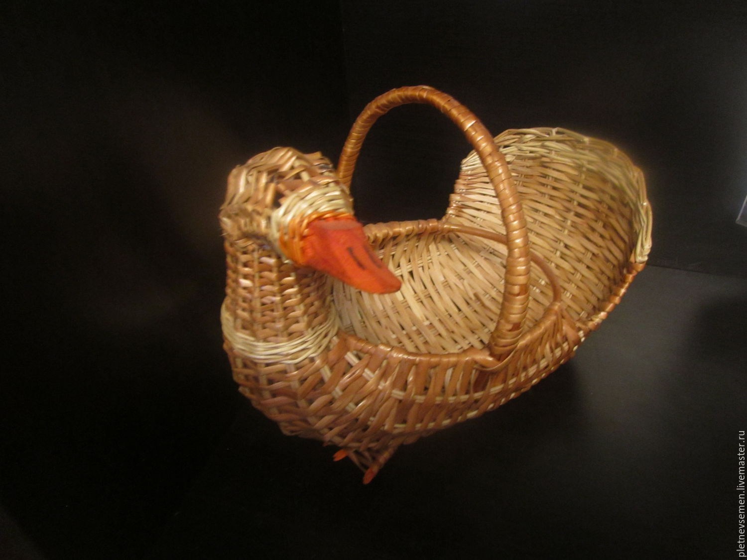 корзина утка. плетеные корзины для утки. осенняя поделка из плетеной корзинки. плетеная корзина уточка. корзинка для яиц из дерева.