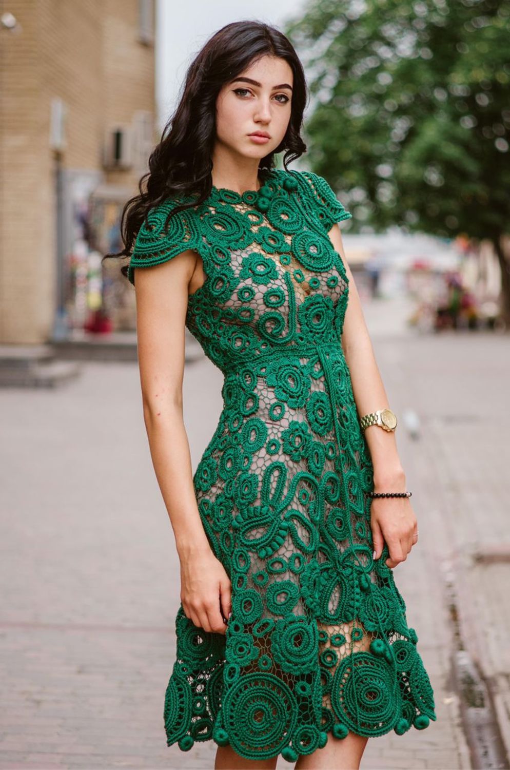 Зеленое кружевное платье