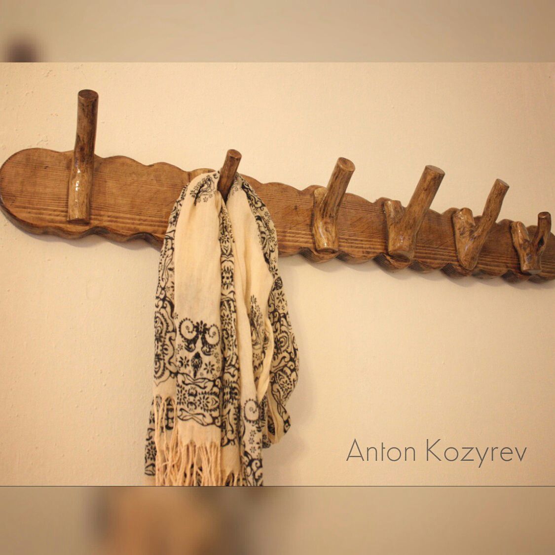 самодельная вешалка для одежды на стену из дерева своими