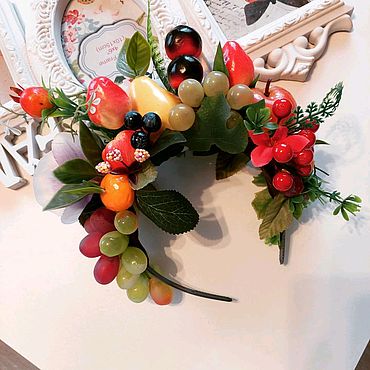 Как сделать красивый венок из фруктов или сладостей: отличная идея для новогоднего подарка