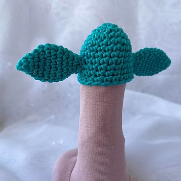 Жалаңаш жігіт жыныс мүшесін жауып тастаған